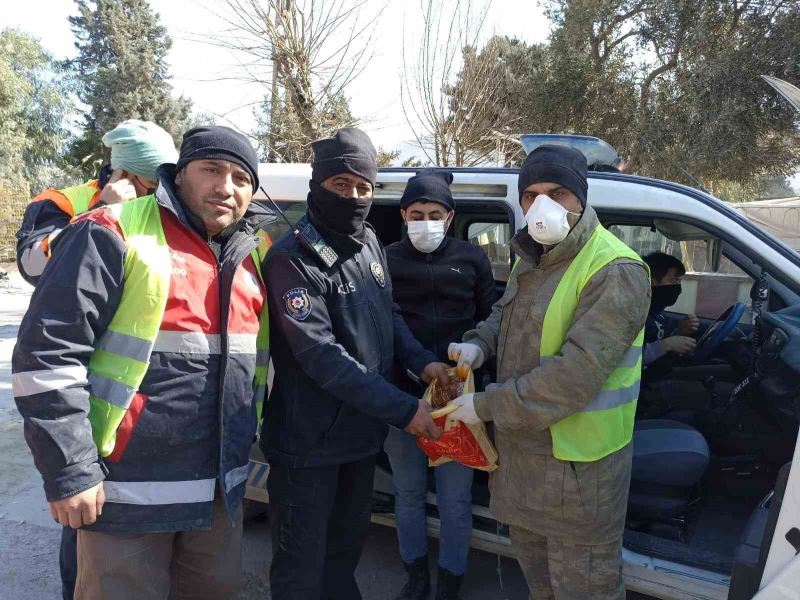 Enkazda buldukları altınları polise teslim ettiler
