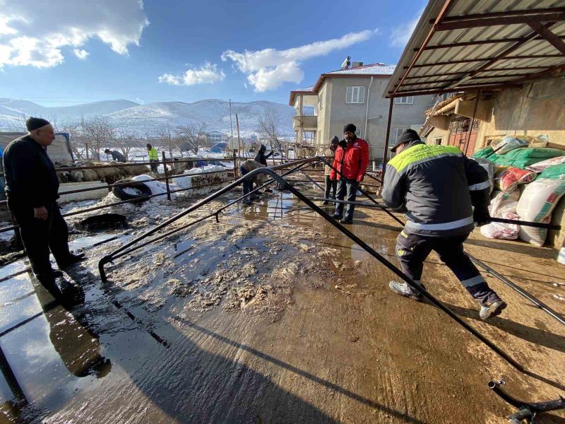 Çorum’da imal edilen çadırlar Afşin’de kuruluyor
