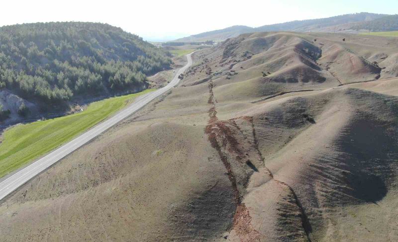 Binaları yıkan deprem doğaya da zara verdi, bölge havadan görüntülendi
