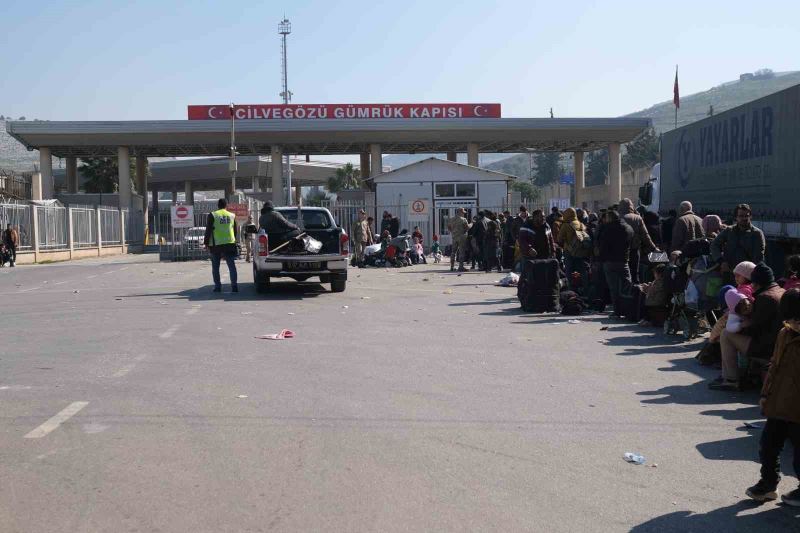 Suriyeliler depremden etkilenen yakınları için memleketlerine gitmeye başladı
