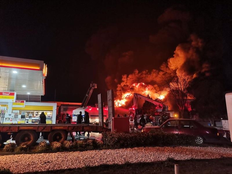 İzmir’de lastik bayisinde çıkan yangın söndürüldü
