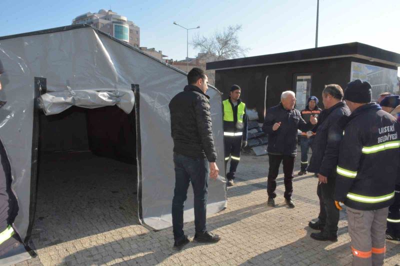 Lapseki Belediyesi deprem bölgesine deprem çadırı, mobil tuvalet ve banyo gönderdi
