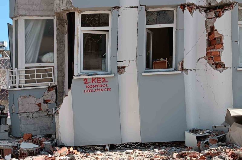 Adıyaman’da kontrol edilen binalar işaretlenip yıkılıyor
