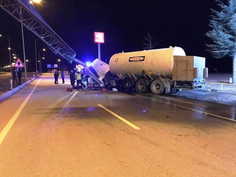 Çavdarhisar’da oksijen gazı yüklü tanker direğe çarptı, sürücü ağır yaralı
