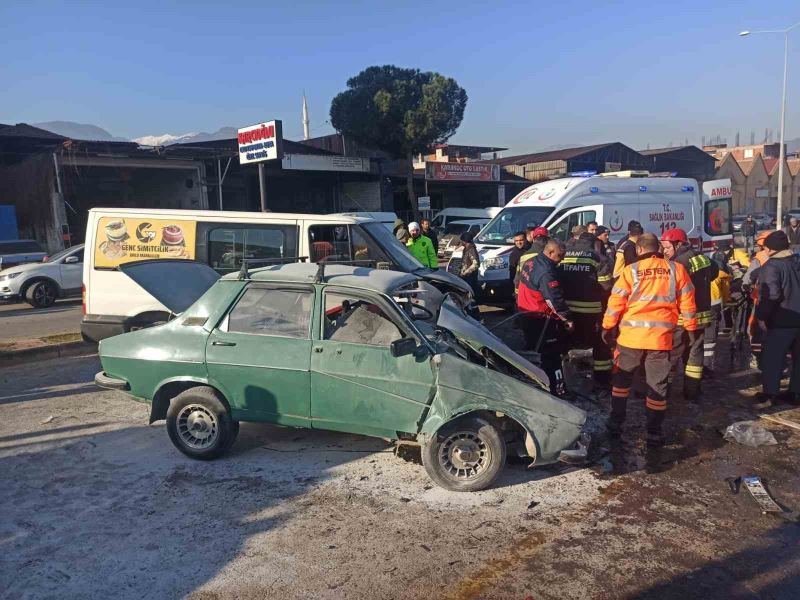 Trafikte birbirini sıkıştıran sürücüler karşı şeride geçti: 3 yaralı
