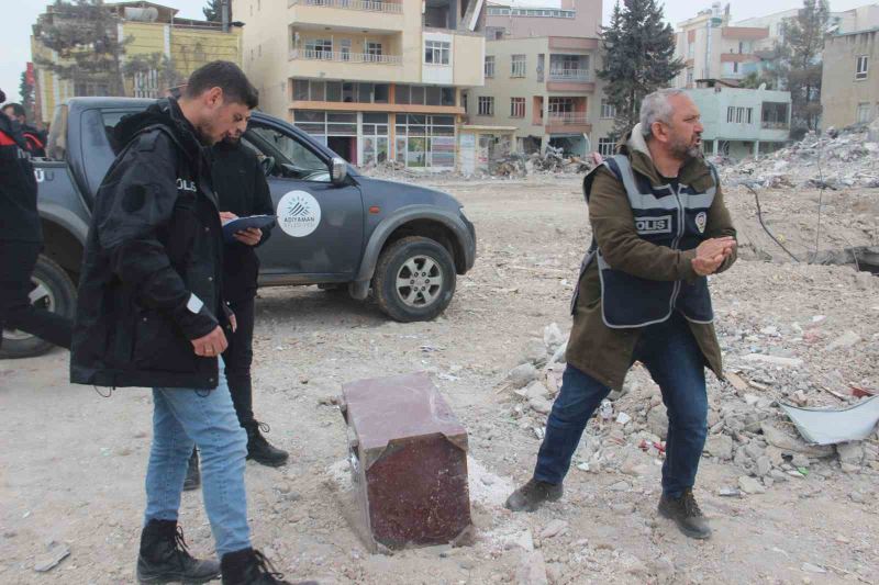 Enkazdan çıkan değerli eşyalar emniyete götürülüyor
