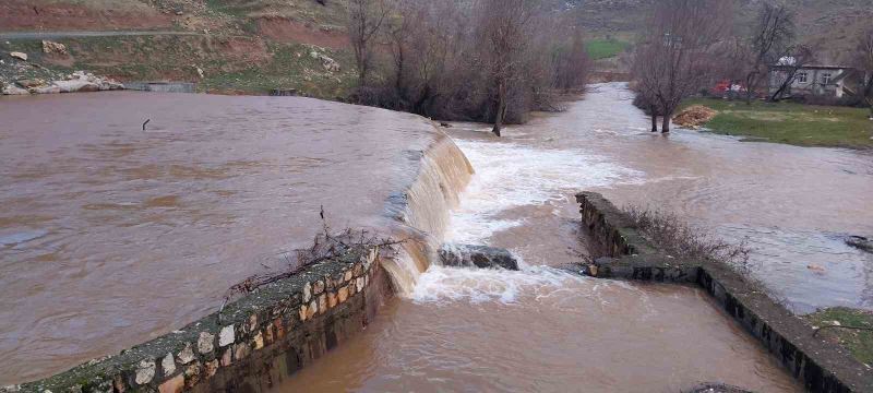 Deprem sonrası yükselen Karasu Çayı’ndaki su seviyesi iki gün sonra normale döndü
