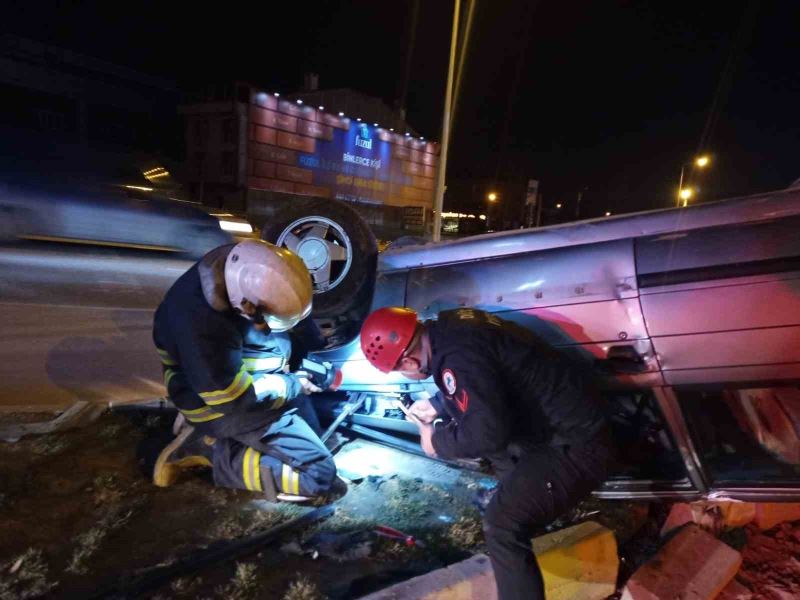 Refüje çarpan otomobil takla attı: 2 yaralı
