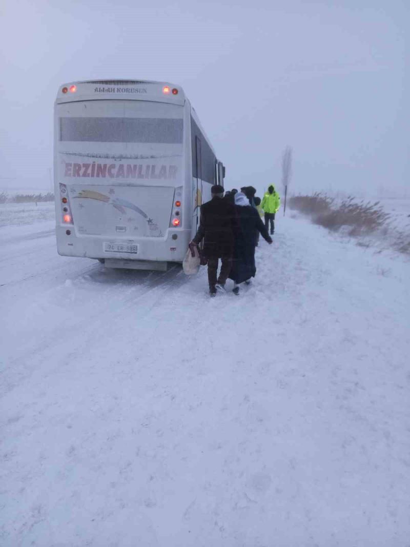 Kara saplanan otobüsteki yolcular kurtarıldı
