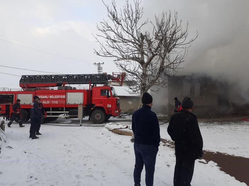 Kütahya’da ’Köy odası’ alev alev yandı
