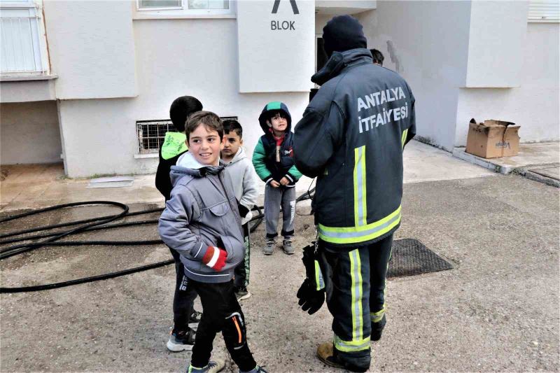 Önce odunlukta çıkan yangını söndürdü, sonra çocuklara eğitim verdi
