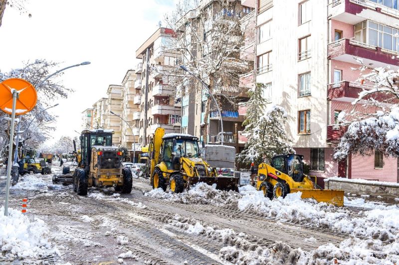 Malatya’da kardan kapanan yollar yeniden ulaşıma açılıyor
