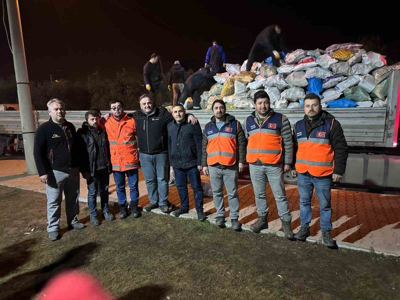 İhtiyaç malzemelerini deprem bölgesine ulaştırdılar
