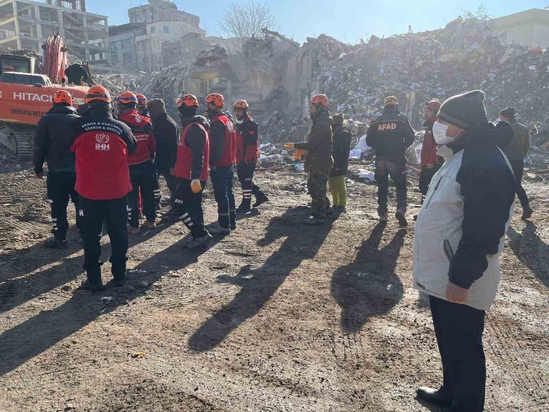 Rektör Sözbir depremzedelerin acısını paylaştı
