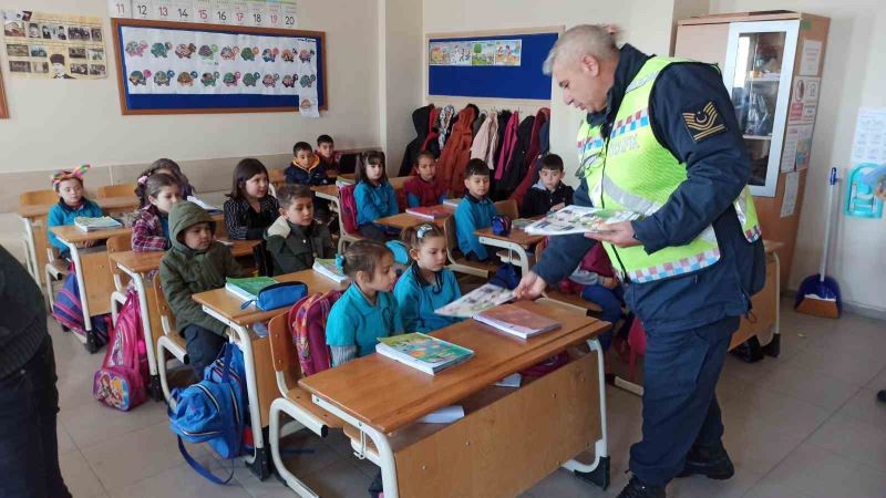 Jandarma ekipleri, “Güvenli eğitim” için okullarda
