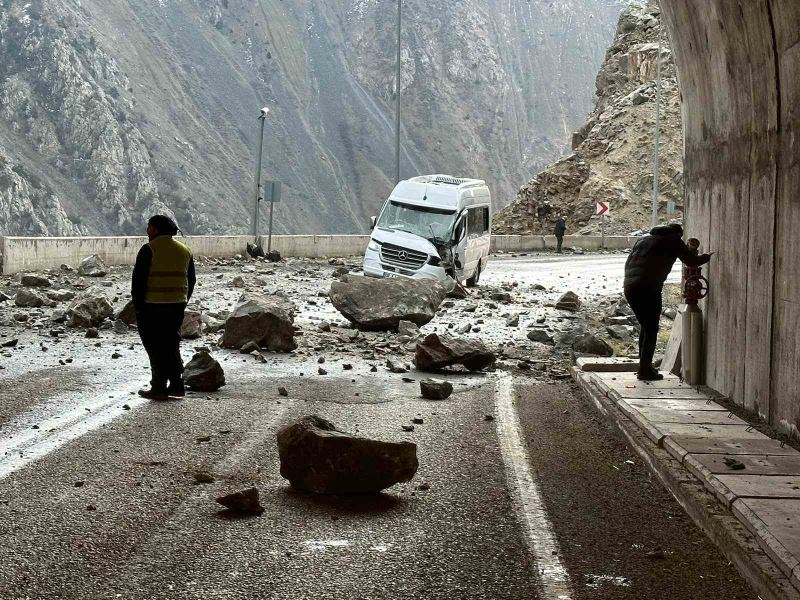 Yamaçtan kopan kayalar servis aracına isabet etti: 4 kişi yaralı
