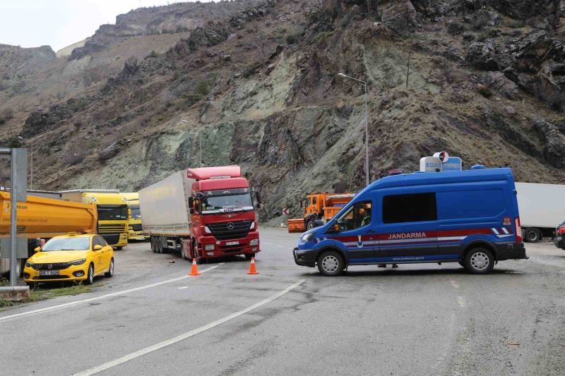 Vali heyelan bölgesinde açıklama yaparken 2. kez heyelan meydan geldi
