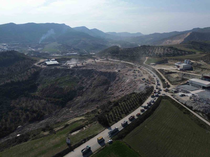 Enkaz taşıyan hafriyat kamyonlarının oluşturduğu kuyruk havadan görüntülendi
