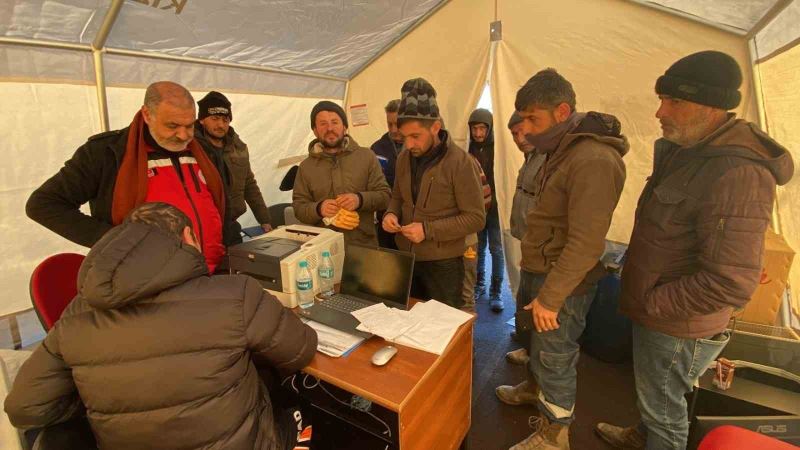 Depremzede besicilere hayvan çadırı desteği verildi
