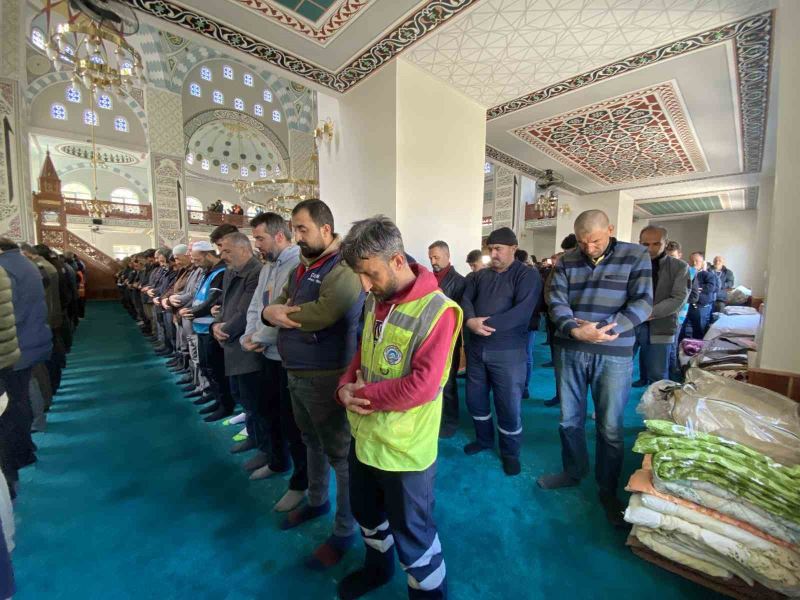 Adıyaman’da hasar görmeyen camilerde cuma namazı kılındı
