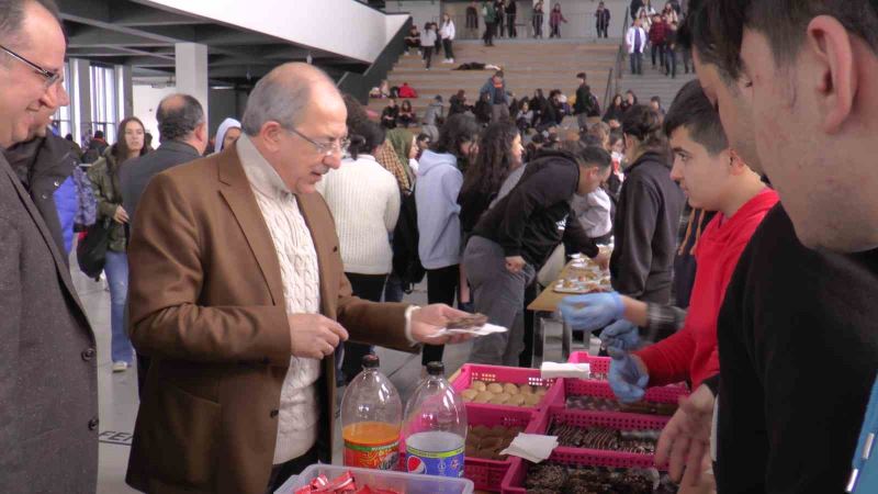 Öğrencilerden depremzedeler için hayır panayırı
