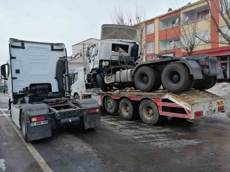 Deprem bölgesine giden yardım tırı, çöp kamyonuna çarptı: 1 yaralı
