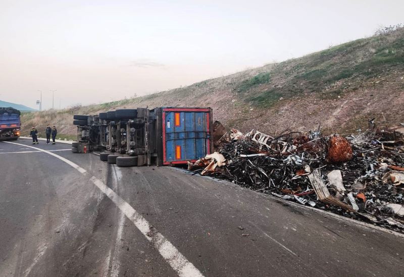 İzmir’de kontrolden çıkan hurda yüklü çekici devrildi
