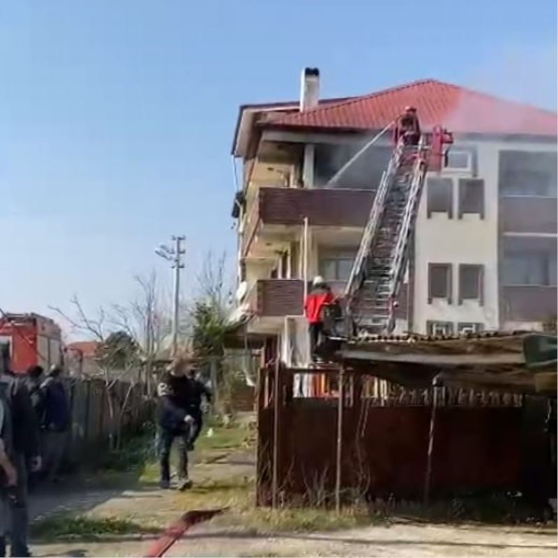 3 katlın binanın son katında çıkan yangın panik oluşturdu
