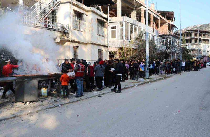 Depremzedeler için mangal kurup binlerce kebap dağıttı
