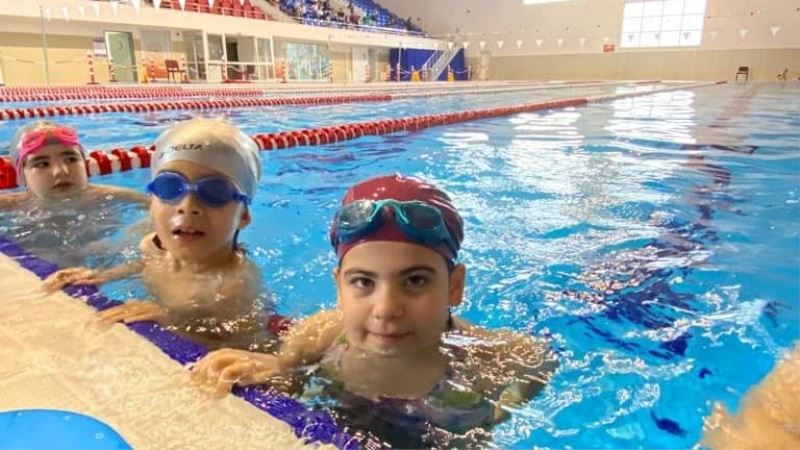 Aydın’da çocuklar yüzme öğrenmeye devam ediyor
