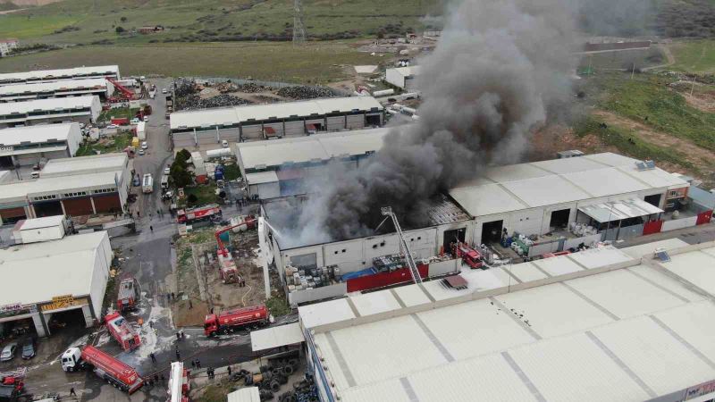 İzmir’de geri dönüşüm tesisindeki yangın 2 saat sonra kontrol altında
