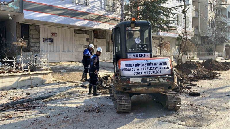 Büyükşehir ekipleri deprem bölgesinde altyapı tamiratı gerçekleştiriyor
