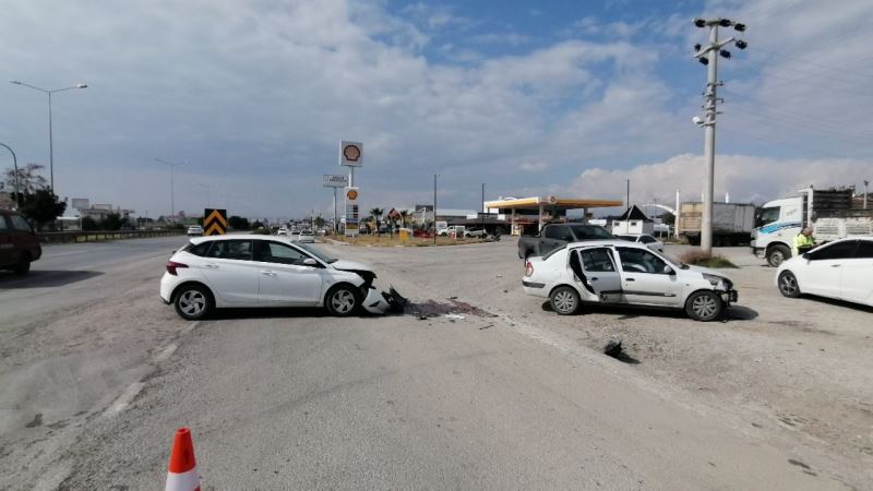 Manavgat’ta 2 kişinin yaralandığı trafik kazası güvenlik kamaralarına saniye saniye yansıdı.
