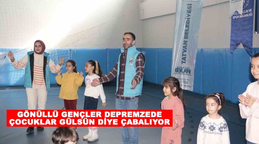 Gönüllü gençler depremzede çocuklar gülsün diye çabalıyor