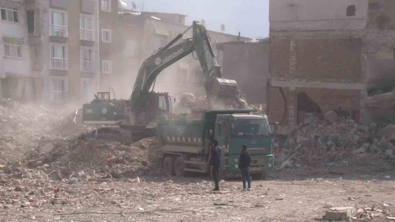 Hatay’da enkaz kaldırma çalışmaları devam ediyor
