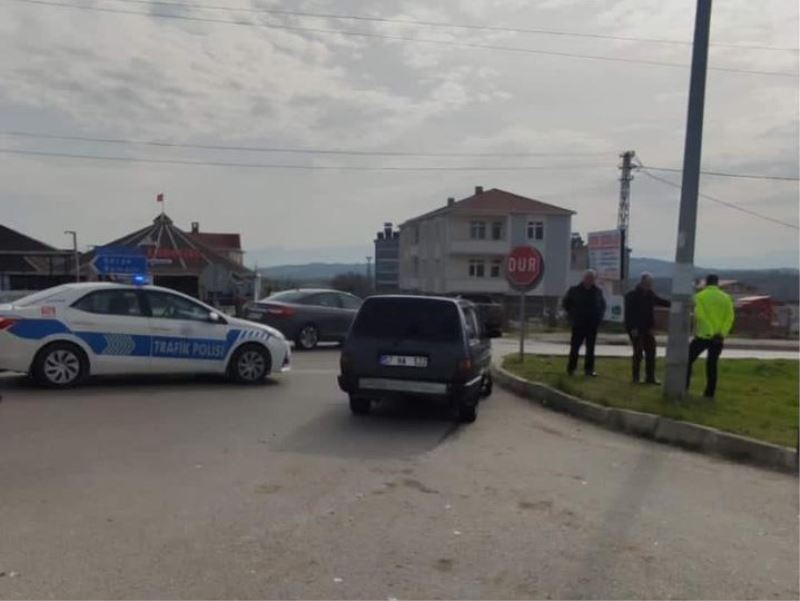 Kontrolsüz yola çıkan sürücü otomobille çarpıştı: 1 yaralı
