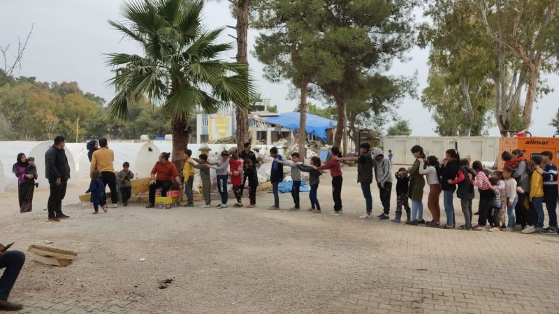 Kırıkhan’daki çadır kentte çocuklar gönüllü ekiple eğleniyor
