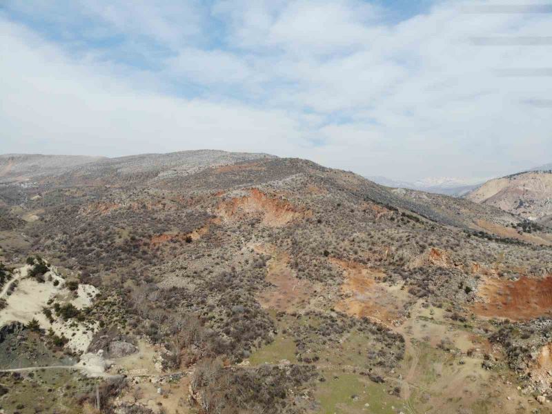 Deprem dağları yerinden oynattı
