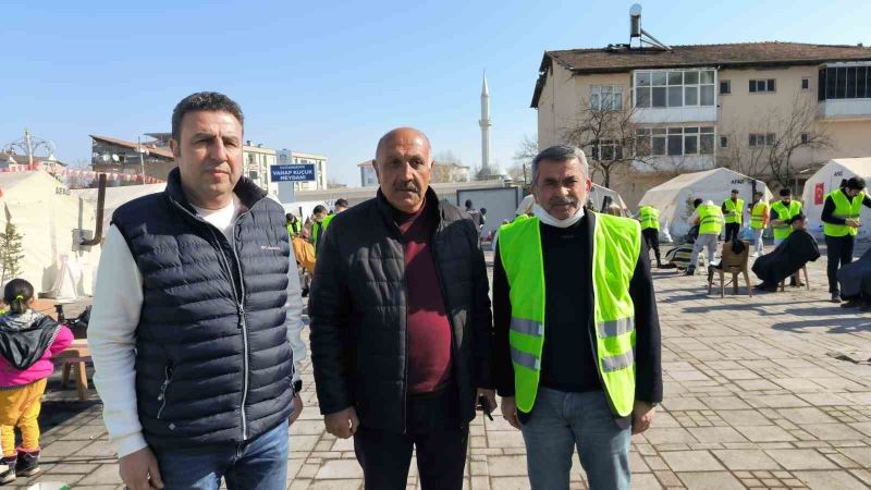 Sivaslı berberlerden depremzedelere ücretsiz tıraş
