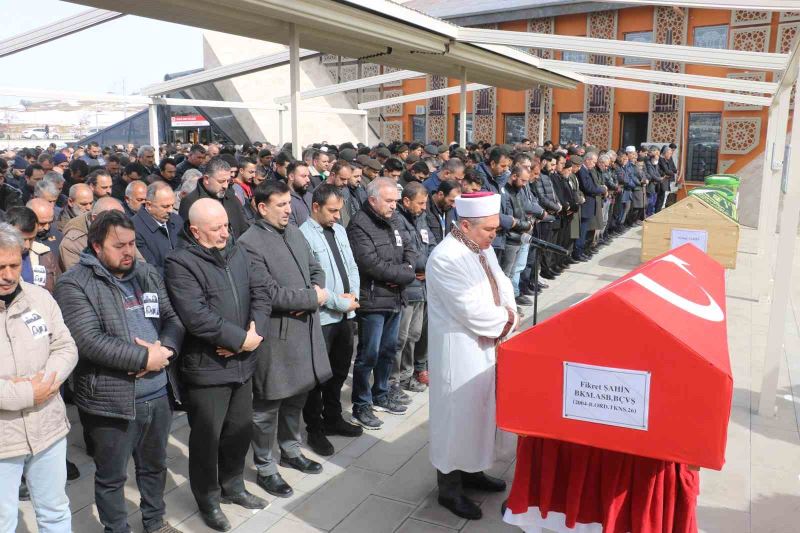 Bir aile yok oldu, yan yana dizilen tabutlar yürek dağladı
