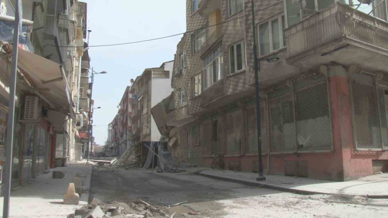 Malatya’da ağır hasarlı bir bina daha kendiliğinden yıkıldı
