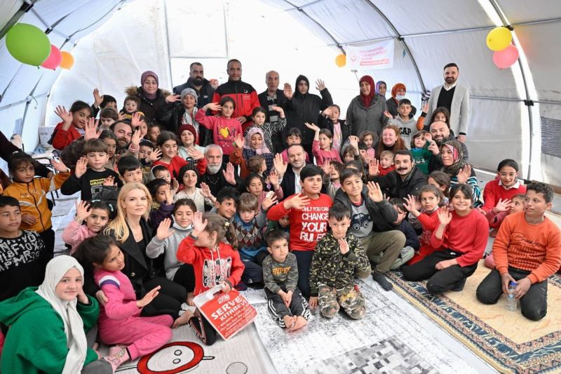 Ünlü oyuncular deprem bölgesinde
