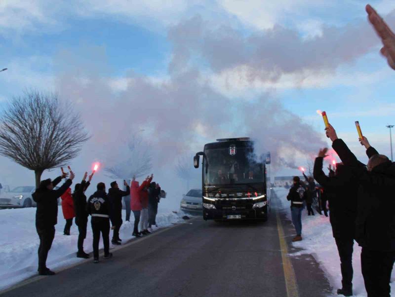 Beşiktaş’a Sivas’ta meşaleli karşılama
