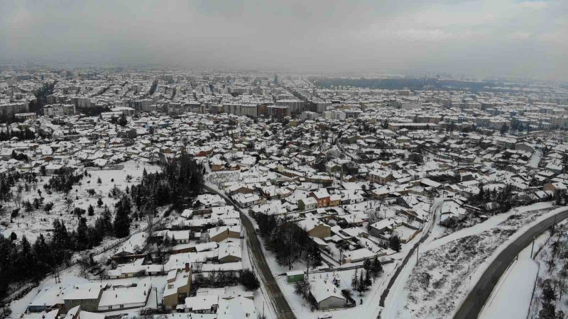 Eskişehir’de masalsı manzaralar oluşturan kar, bazıları için çileye dönüştü
