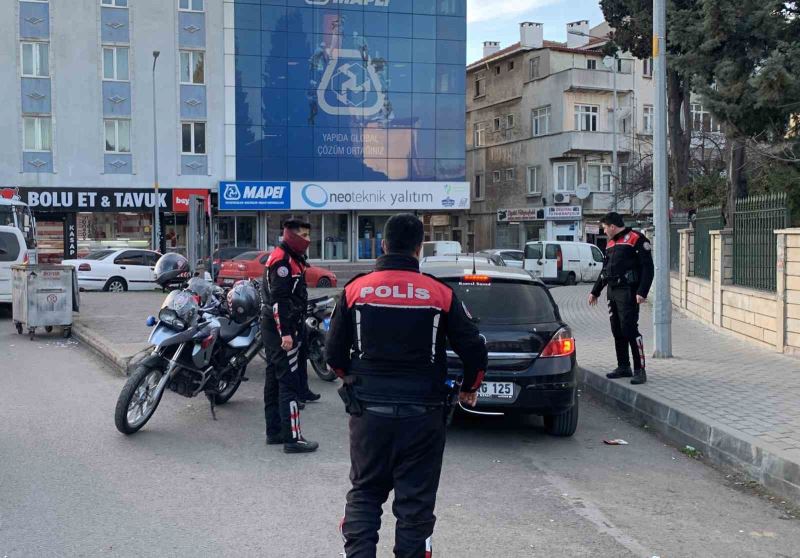 Polis uygulamasından kaçmaya çalışan araçtan silah çıktı
