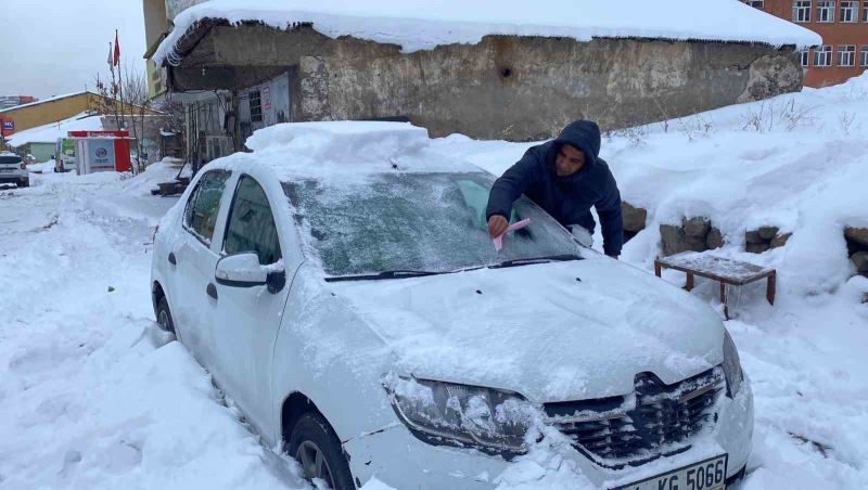 Karlıova’ya kar geldi, çatılarda sarktılar oluştu
