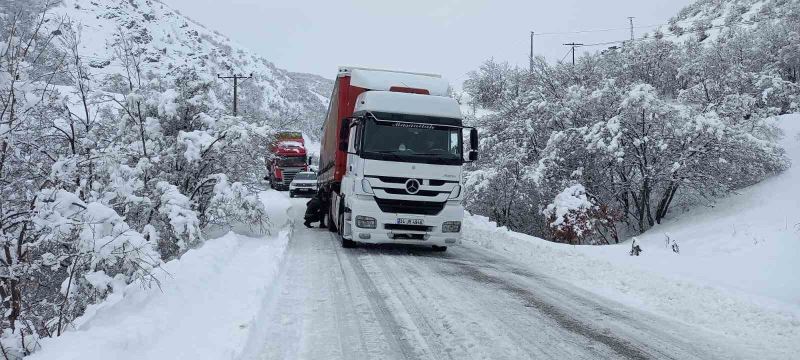 Tunceli’nin Pülümür ilçesi ile Erzincan sınırı arası tır geçişlerine kapatıldı
