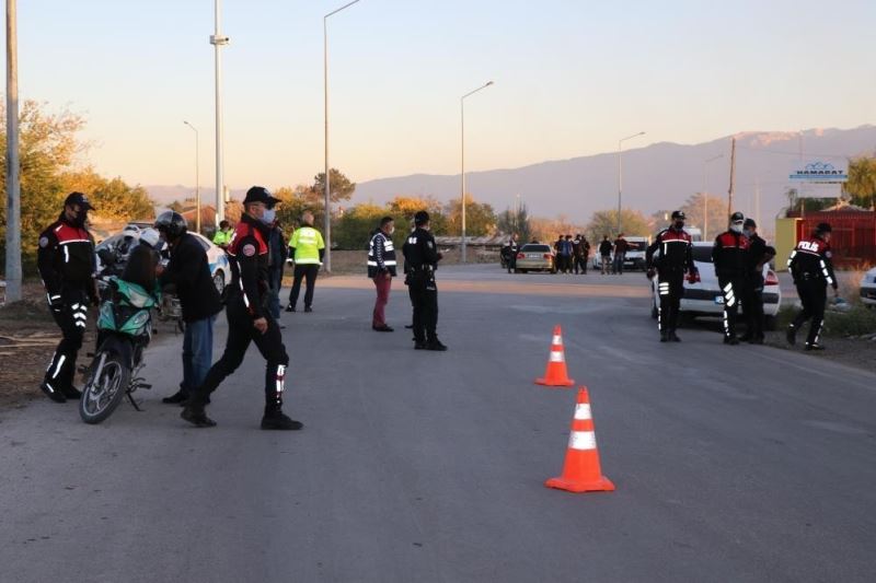 Erzincan’da çeşitli suçlardan aranan 123 kişi yakalandı, 42 kişi gözaltına alındı
