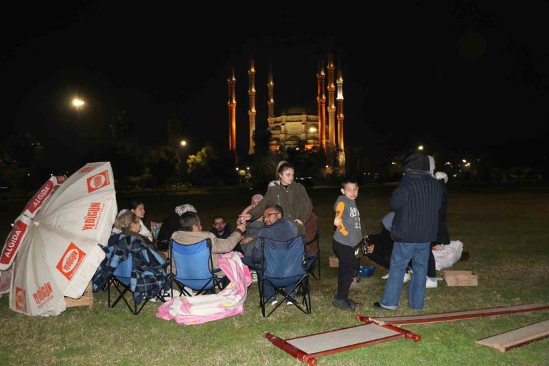 Adana’da vatandaşlar geceyi park ve bahçelerde geçiriyor
