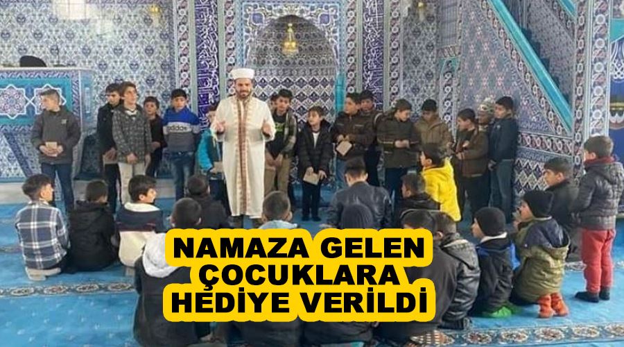 Namaza gelen çocuklara hediye verildi